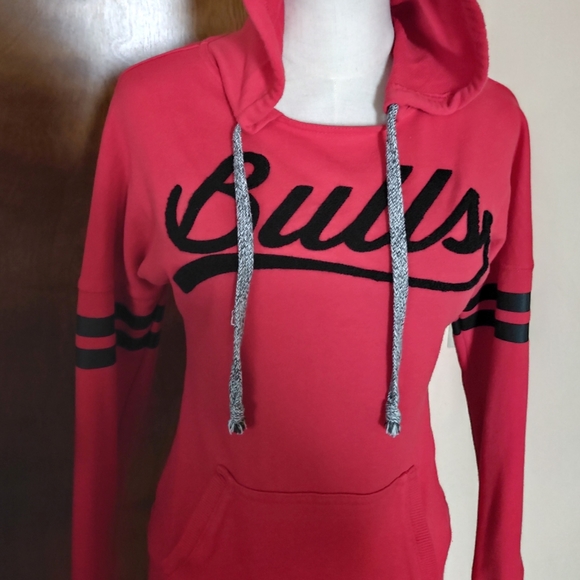 NBA Juniors Red Chicago Bulls Basketball Hoodie - Picture 2 of 11